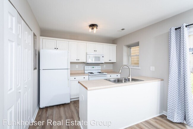 Building Photo - 2 br, 2.5 bath House - 835 Camelot Lane