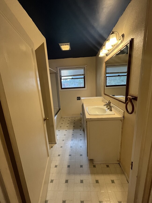 Building Photo - 340 E Island Lake Rd