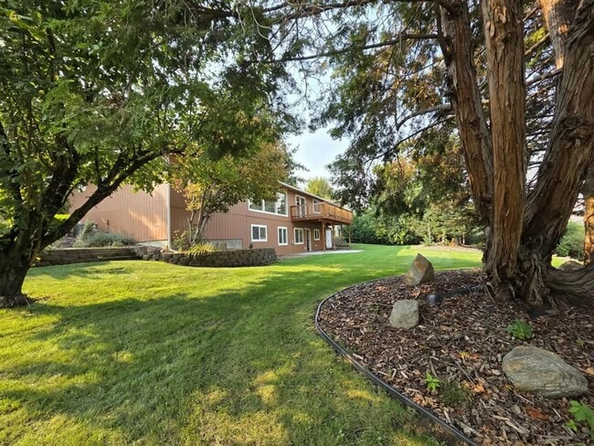 Building Photo - Stunning 4 Bedroom, 3 Bathroom Home, with ...