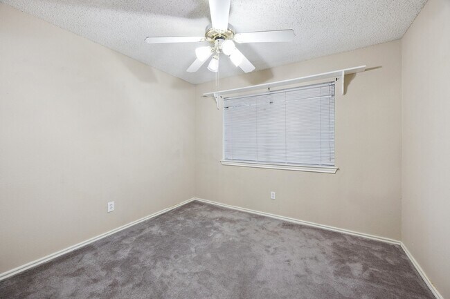 Building Photo - 2902 Hollis Dr