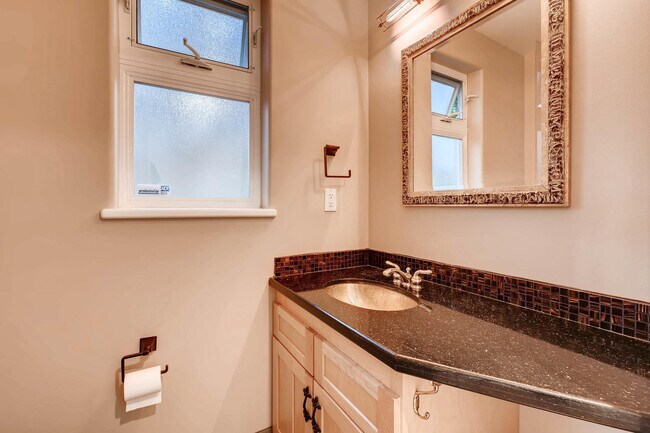 Building Photo - Queen Anne Home