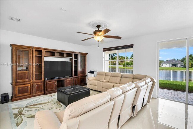 Building Photo - 663 Live Oak Ln