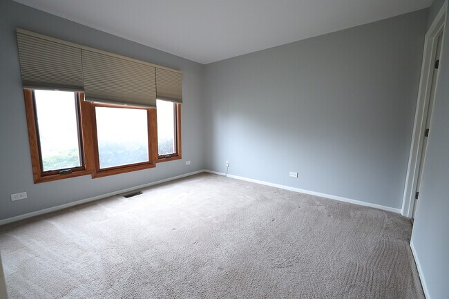 Building Photo - 231 University Ln