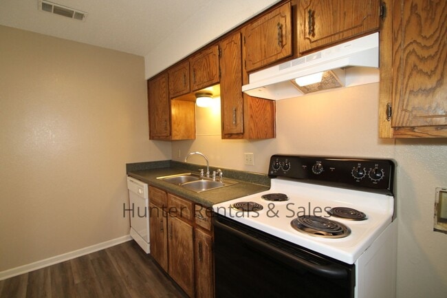 Building Photo - Rent Me Now!