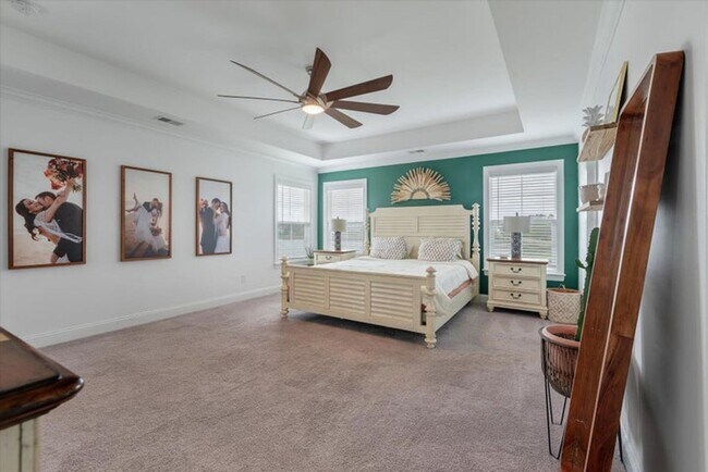 Building Photo - Show stopping 5 bed/3 bath rental in the h...