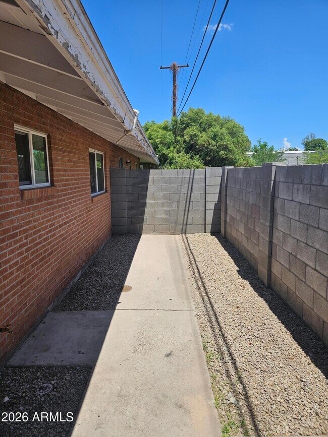 Building Photo - 1511 E Rovey Ave