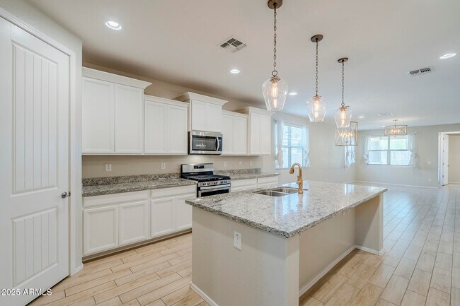 Building Photo - 9910 E Theia Dr