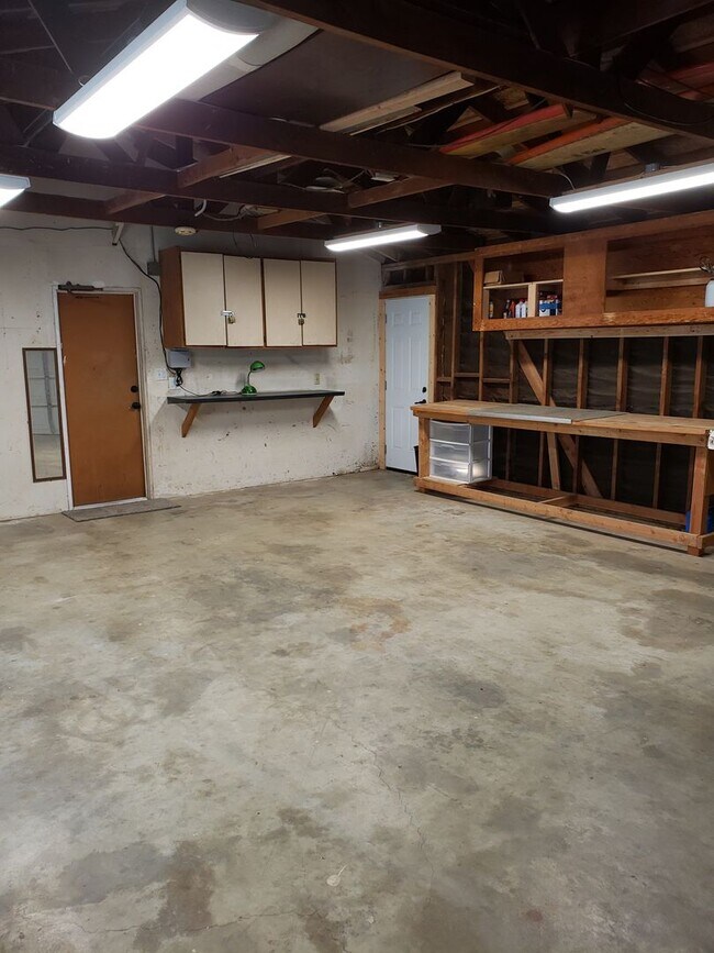 Building Photo - HORSE'S HORSE'S.....GREAT HOUSE WITH LOTS OF LAND AND A BARN