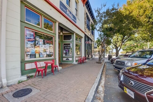 Building Photo - 601 E 8th St