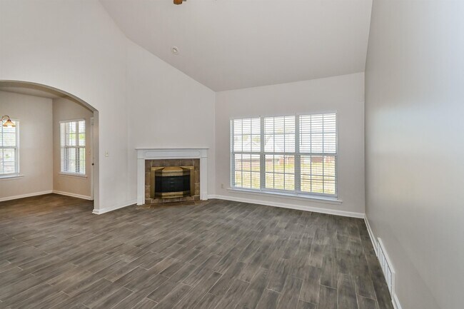 Building Photo - 5567 Queens Ring Cove
