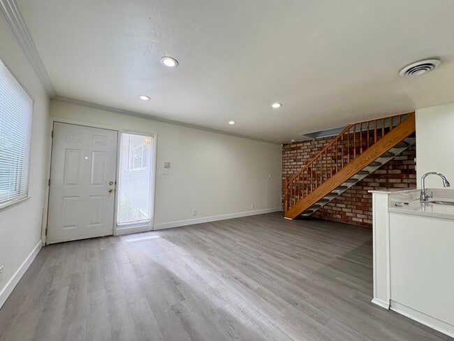 Building Photo - Beautiful updated 2 Bedroom 1 Bathroom Located in Sacramento