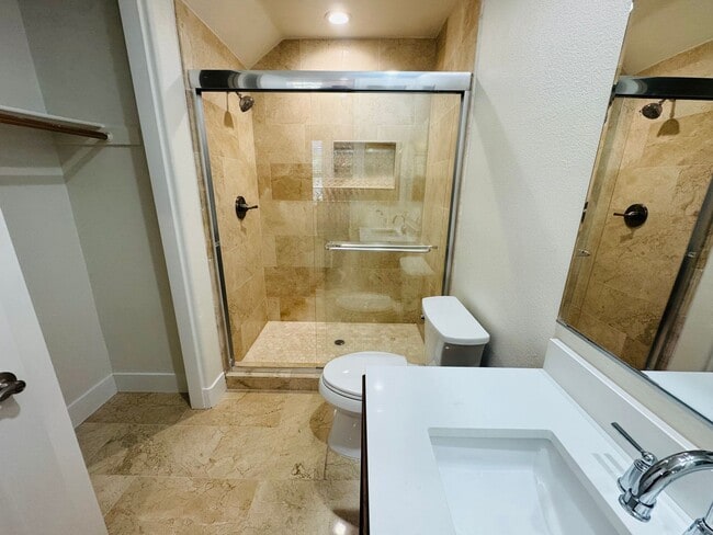 Building Photo - Luxury Rental in Village at the Park