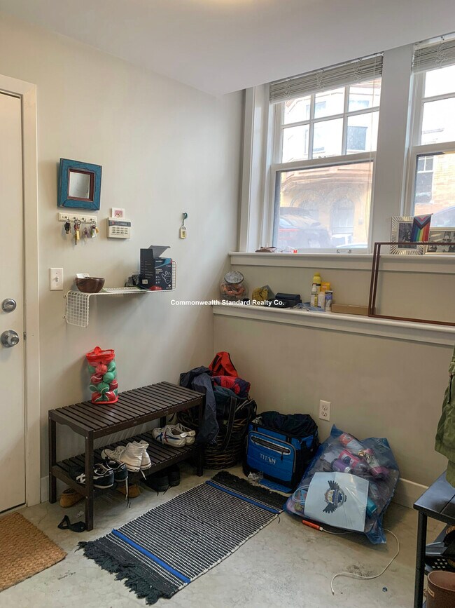 Building Photo - 33 Anderson St