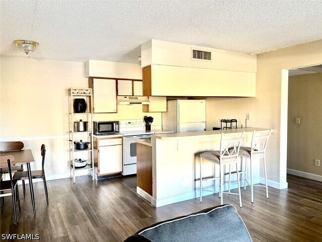 Building Photo - 5315 Summerlin Rd