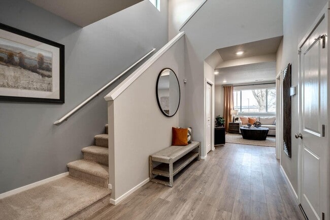 Building Photo - Modern 4 bedroom with den and neighborhood pool!