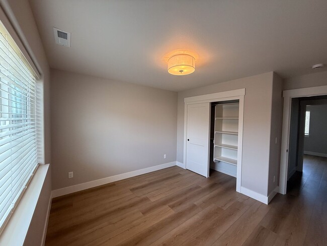 Building Photo - 634 NW Crater Lk Dr