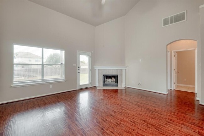 Building Photo - 211 Hanstrom Dr