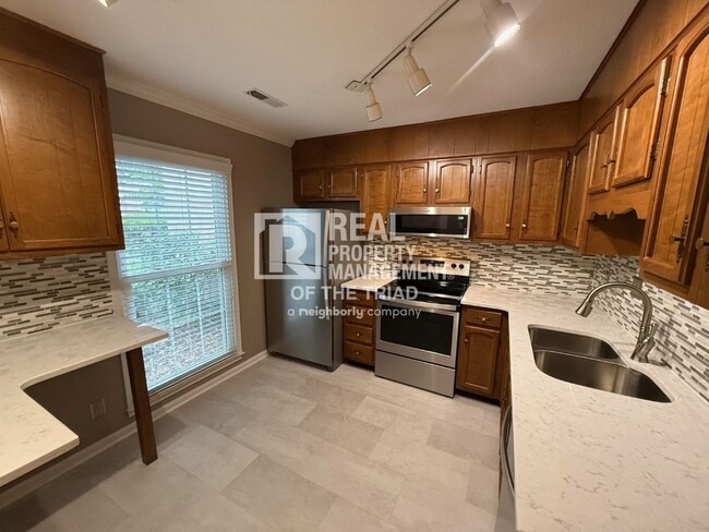Building Photo - 3 Bedroom/ 2.5 bath Townhouse in Greensboro