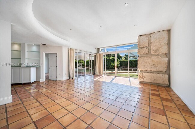 Building Photo - 2120 S Bayshore Dr