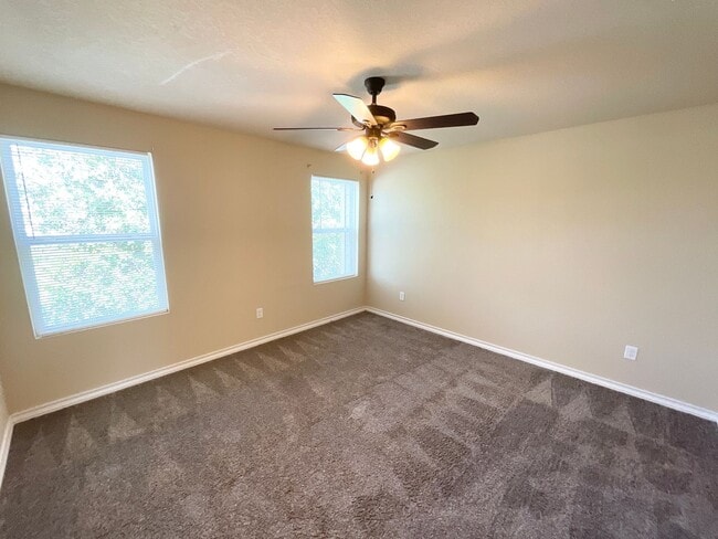 Building Photo - Luxury townhome by Retama Park!