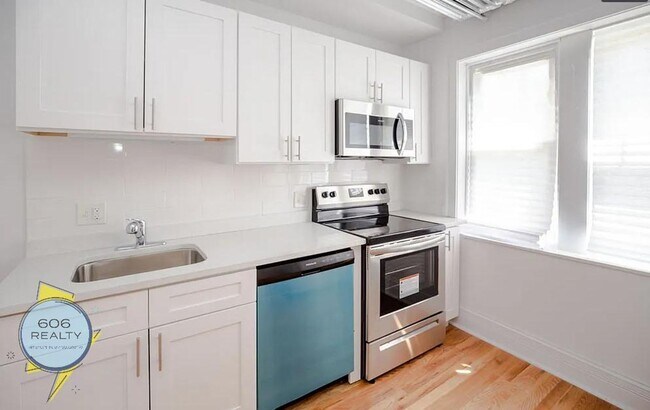 Primary Photo - Beautiful Berwyn Apartments on Kenilworth!