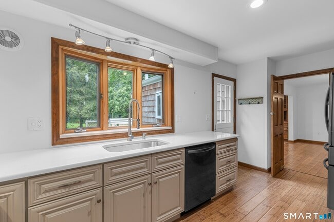 Building Photo - 190 E Rocks Rd