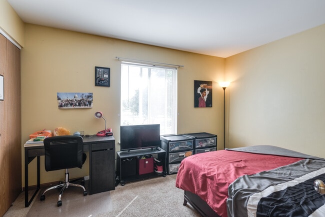 Building Photo - 2844 Skylane Dr