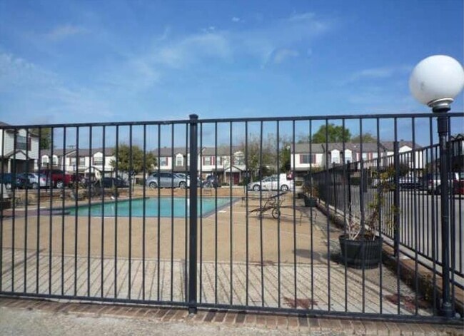 Building Photo - 734 W Collins St