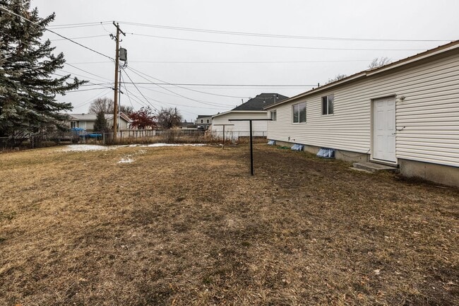 Building Photo - 2 Bed 1 Bath with partially finished basement