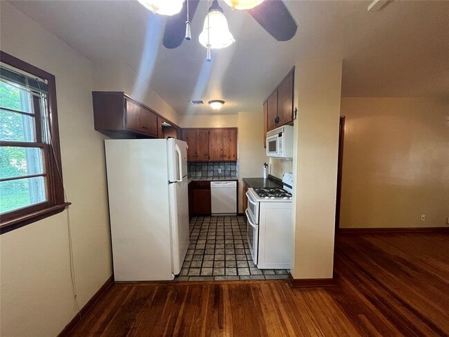 Building Photo - 511 Fleetwood Dr