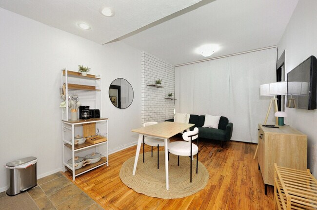 Building Photo - 404 W 40th St