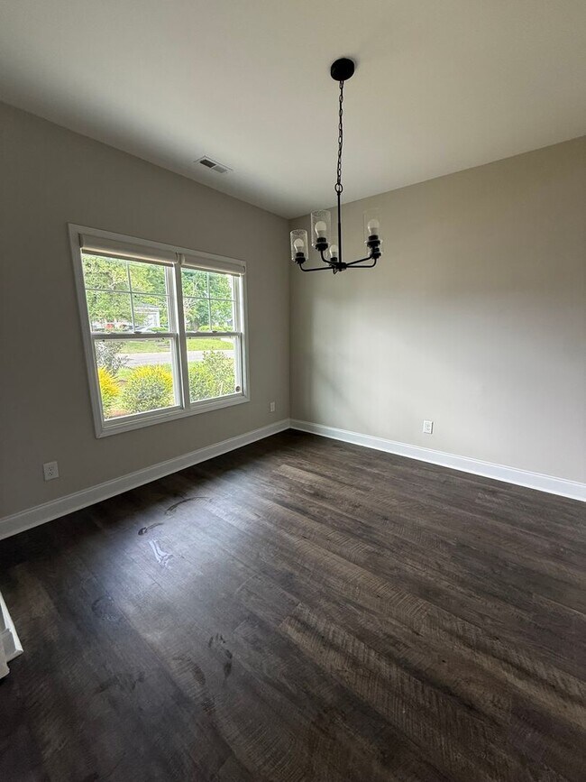 Building Photo - Beautiful 4-Bedroom House