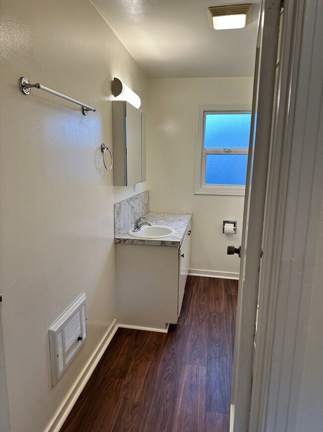 Building Photo - Light-Filled 2Bed, 2 Bath Traditional Home in Sunny Southeast Eureka $1950/mo