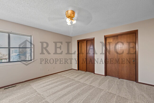 Building Photo - 2122 S White Oak Cir