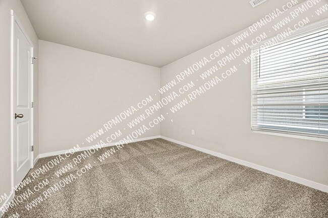 Building Photo - 2578 SE Morningdew Dr
