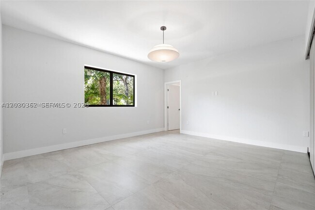 Building Photo - 550 S Shore Dr