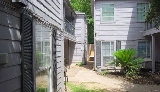 Building Photo - 6215 Tierwester St