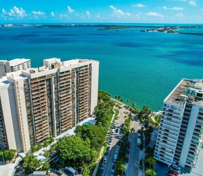 Building Photo - 1450 Brickell Bay Dr