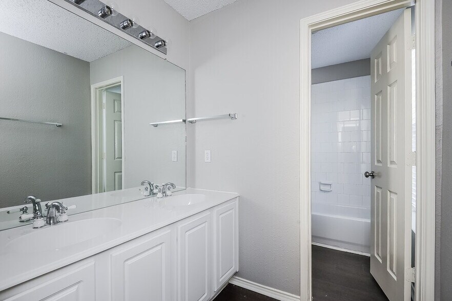 Building Photo - 8300 Orleans Ln