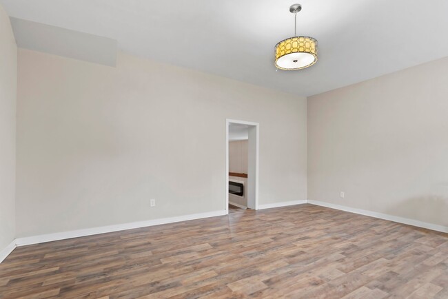 Building Photo - Stunning Renovated Home – 3 Bed / 1 Bath |...