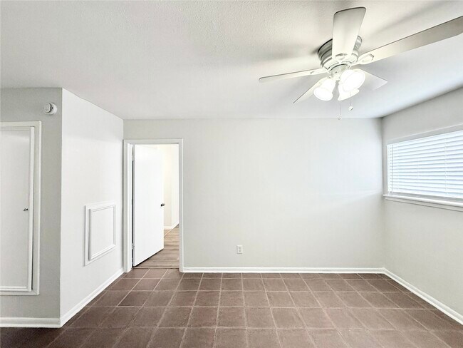 Building Photo - 1141 N Durham Dr