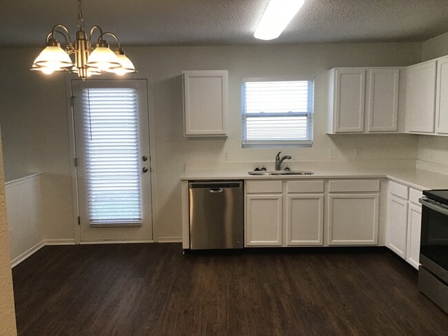 Building Photo - 14258 Marilyn Rd