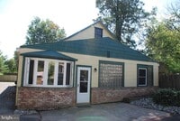 Building Photo - 724 W Broad St