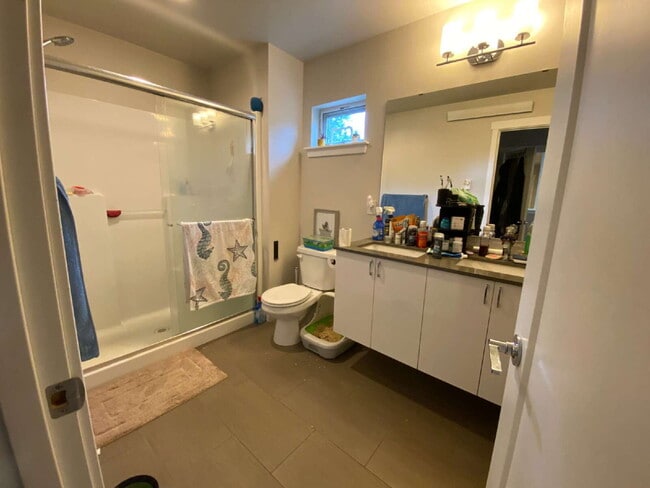 Building Photo - Modern 3-bedroom with Fully Fenced Yard