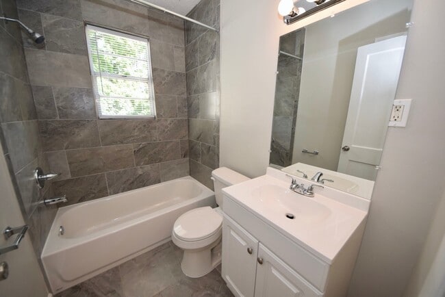 Building Photo - Charming updated 3 bed, 1 bath home near Midtown and Pink Palace.