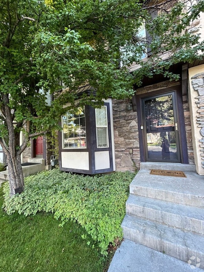Building Photo - 3 Bedroom 2 Bathroom Townhouse in Midway U...
