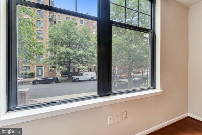 Building Photo - 1021 N Garfield St
