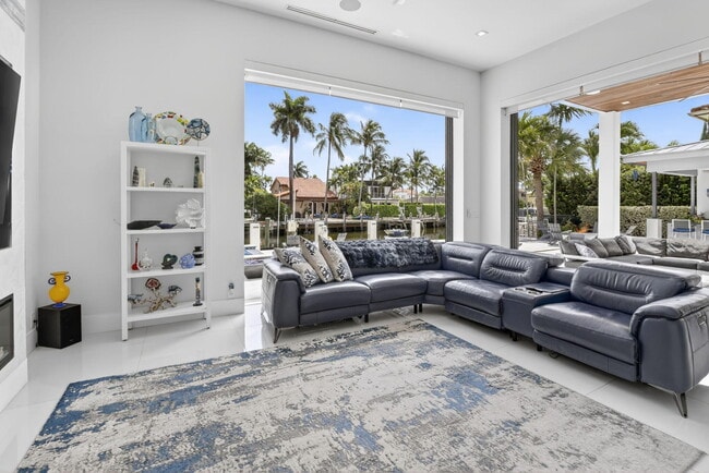 Building Photo - 334 Isle of Capri Dr