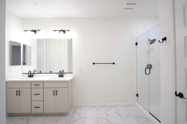 Building Photo - Stunning 4-bedroom 2.5 bathroom