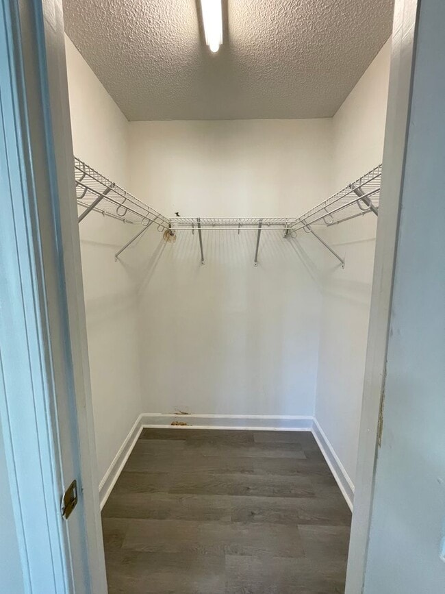 Building Photo - Light & Airy Townhome in Downing Creek, wo...